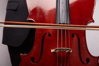 Çello ile genç adam