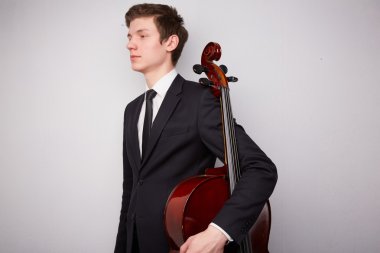 Çello ile genç adam
