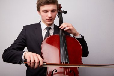 Çello ile genç adam