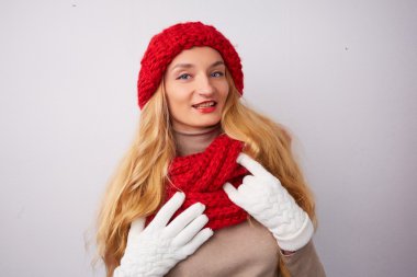 Sarışın kadın kırmızı şapka ve atkı 