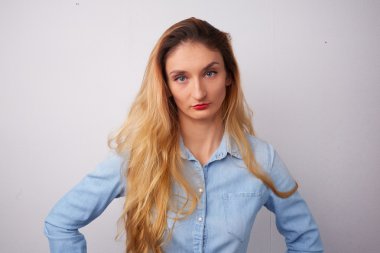 Güzel genç üzgün kız