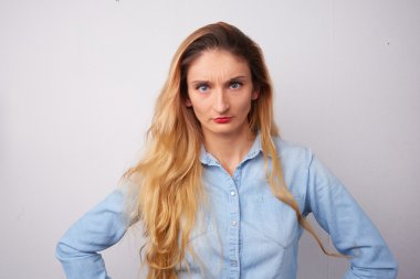 Güzel genç üzgün kız