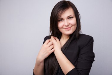 Şakacı gülümseyen genç güzel esmer