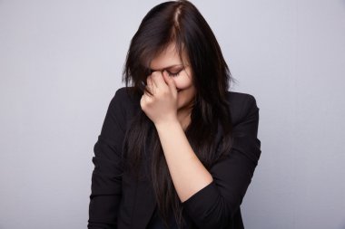 Şakacı gülümseyen genç güzel esmer