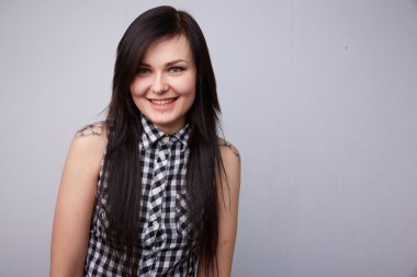 Şakacı gülümseyen genç güzel esmer