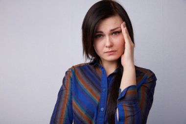 Genç güzel esmer baş ağrısı hissediyor