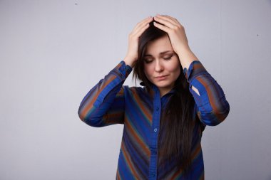 Genç güzel esmer baş ağrısı hissediyor