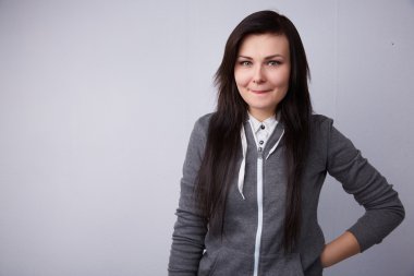 Gülümseyen genç güzel esmer