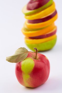 Tüm elmayı ve dilimlenmiş meyve