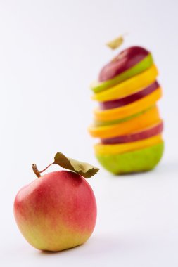 Tüm elmayı ve dilimlenmiş meyve