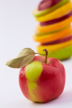 Tüm elmayı ve dilimlenmiş meyve