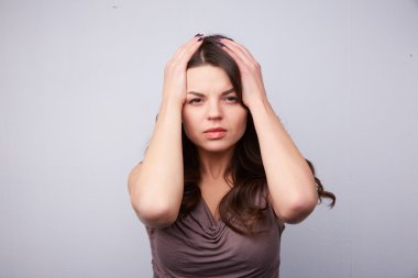 baş ağrısı ile güzel bir genç kadın 