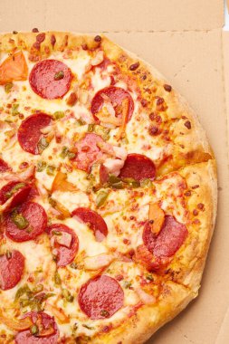 Sosis ile lezzetli Pizza