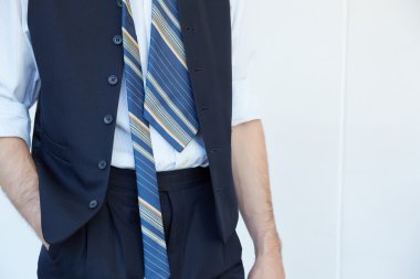 Genç işadamı giyiyor 