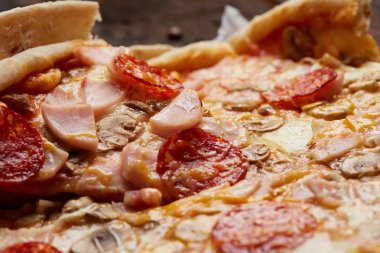 Pizza salam, jambon ve mantar ile