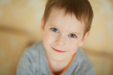 gülümseyen güzel çocuk