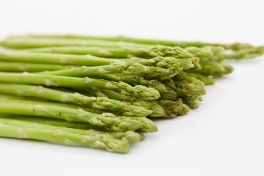 beyaz zemin üzerinde kuşkonmaz