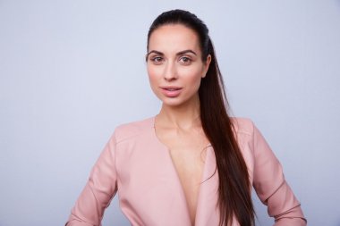 Esmer, uzun saçlı.