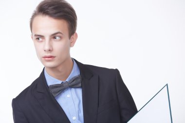 Klasör ile kendine güvenen genç işadamı 