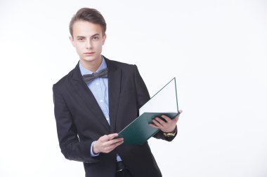 Klasör ile kendine güvenen genç işadamı 