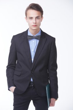 Klasör ile kendine güvenen genç işadamı 