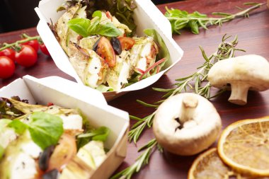 Balık, domates ve otlar ile yemek