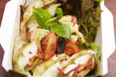 Balık, domates ve otlar ile yemek