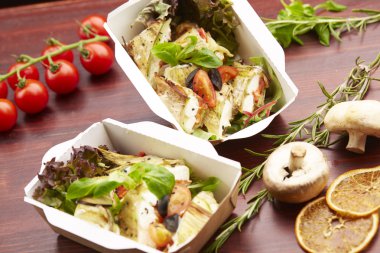 Balık, domates ve otlar ile yemek