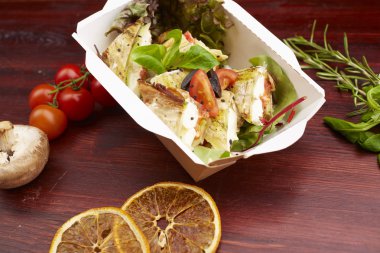 Balık, domates ve otlar ile yemek