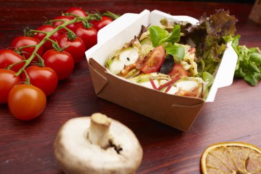 Balık, domates ve otlar ile yemek