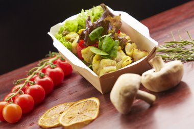 Balık, domates ve otlar Kahvaltı