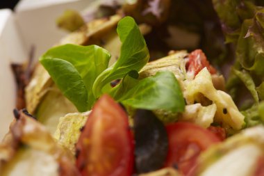 Balık, domates ve otlar ile yemek