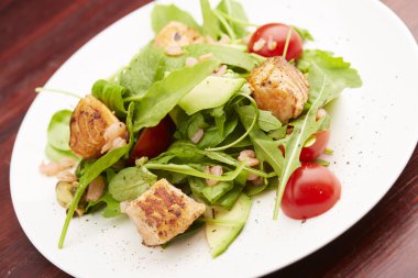 Balık, roka ve domates salatası