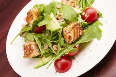 Balık, roka ve domates salatası