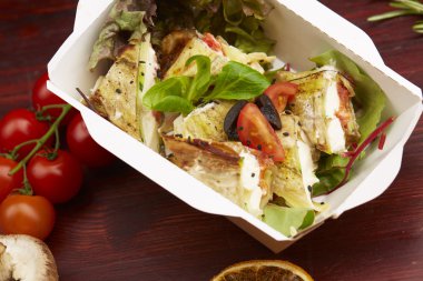 Balık, domates ve otlar ile yemek