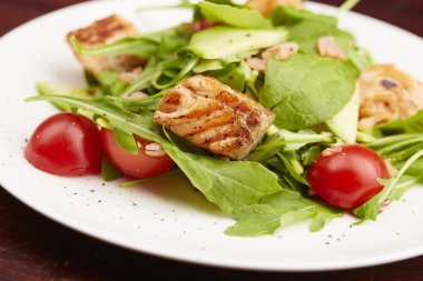 Balık, roka ve domates salatası