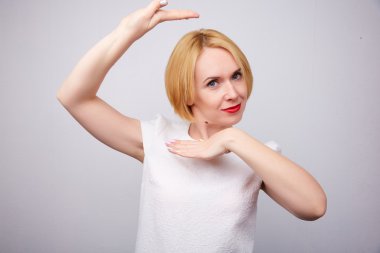 güzel sarışın kadın dans 