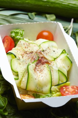 vejetaryen yemek sebze ve otlar ile