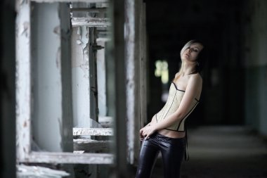 Korse koridorda piercing kızla 