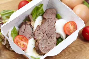 taze sebze ve et haşlanmış yumurta,