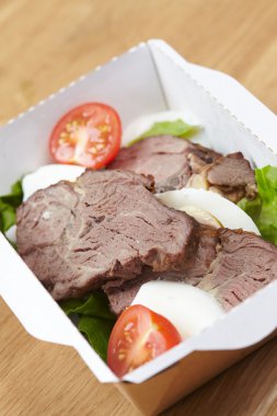 taze sebze ve et haşlanmış yumurta,