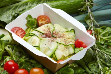 vejetaryen yemek sebze ve otlar ile