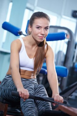 Spor salonunda eğitim kız