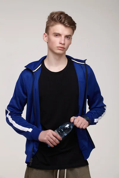 Atleta masculino com garrafa de água — Fotografia de Stock