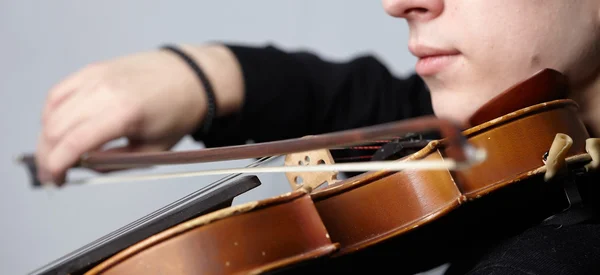 ビンテージ バイオリンを持つ男 — ストック写真