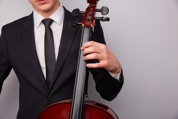 Jonge man met cello — Stockfoto