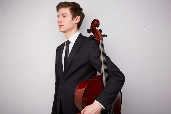 Jonge man met cello — Stockfoto