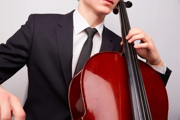 Mladý muž s violoncello — Stock fotografie