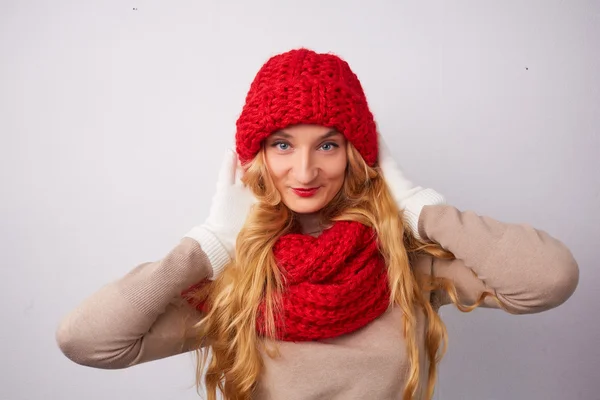 빨간 모자와 스카프에 금발 여자 — 스톡 사진