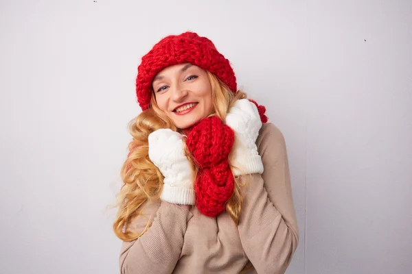 Blondine mit rotem Hut und Schal — Stockfoto